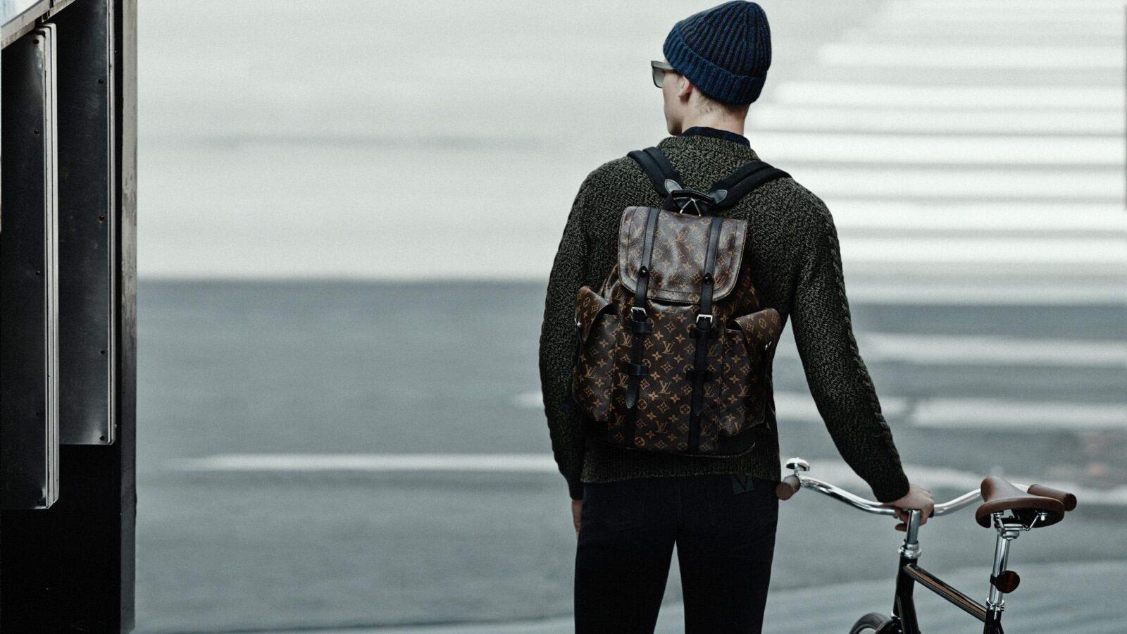 Фото мужчины с рюкзаком Louis Vuitton